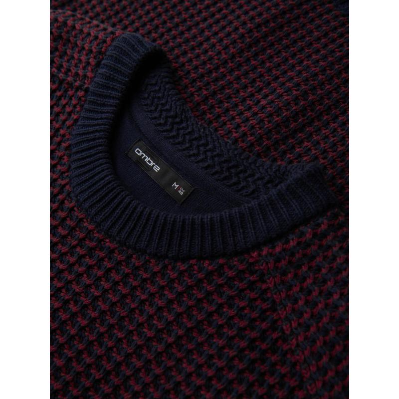 Pánsky sveter s kontrastnou väzbou a okrúhlym výstrihom – gaštanovo hnedý V1 OM-SWSW-0122