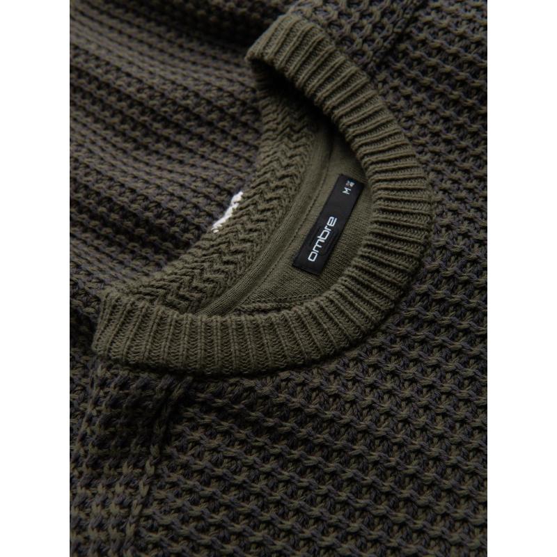 Férfi pulóver kontrasztos kötéssel és kerek nyakkivágással – sötét olíva V2 OM-SWSW-0122