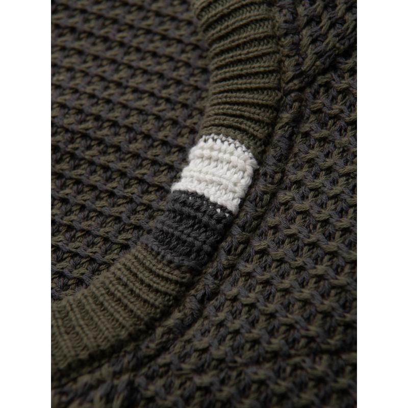 Férfi pulóver kontrasztos kötéssel és kerek nyakkivágással – sötét olíva V2 OM-SWSW-0122