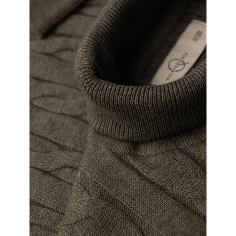 Pánský svetr s rolákem a kostkovaným vzorem – olivová V2 OM-SWTN-0157