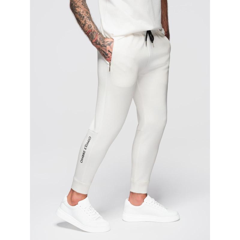 Pánské tepláky s žebrovanými nohavicemi a gumovým potiskem – bílé V2 OM-PASK-0223