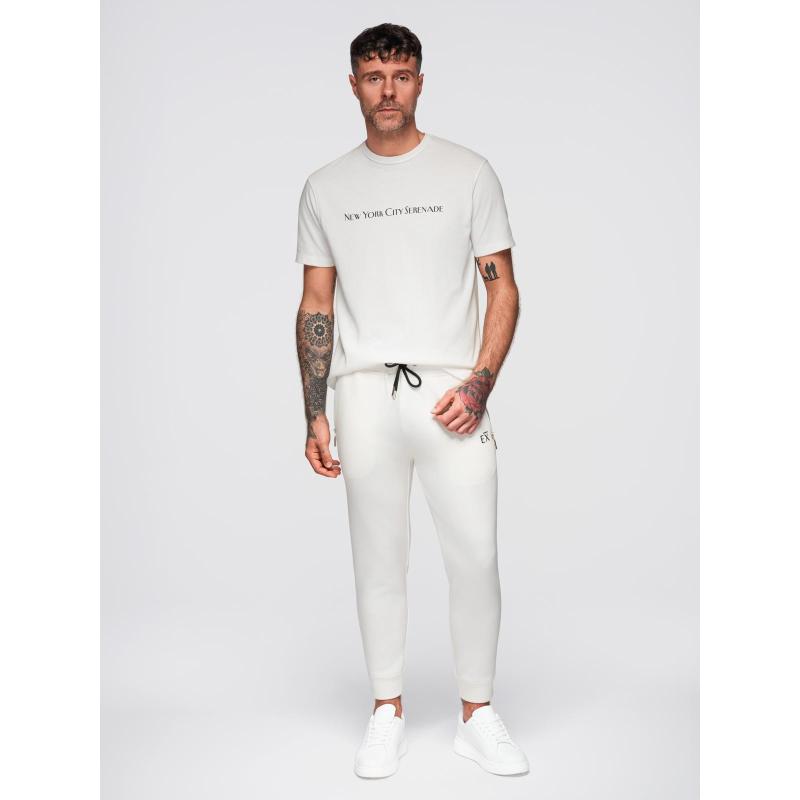 Pánské tepláky s žebrovanými nohavicemi a gumovým potiskem – bílé V2 OM-PASK-0223