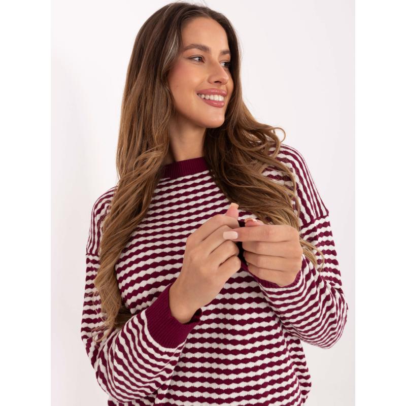 Klasszikus pulóver bordó színben, geometrikus mintával