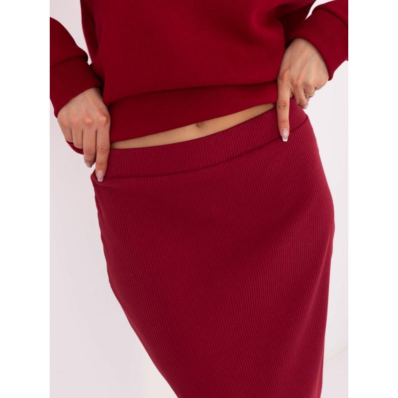 Burgundská základná sukňa so štrbinou na zadnej strane