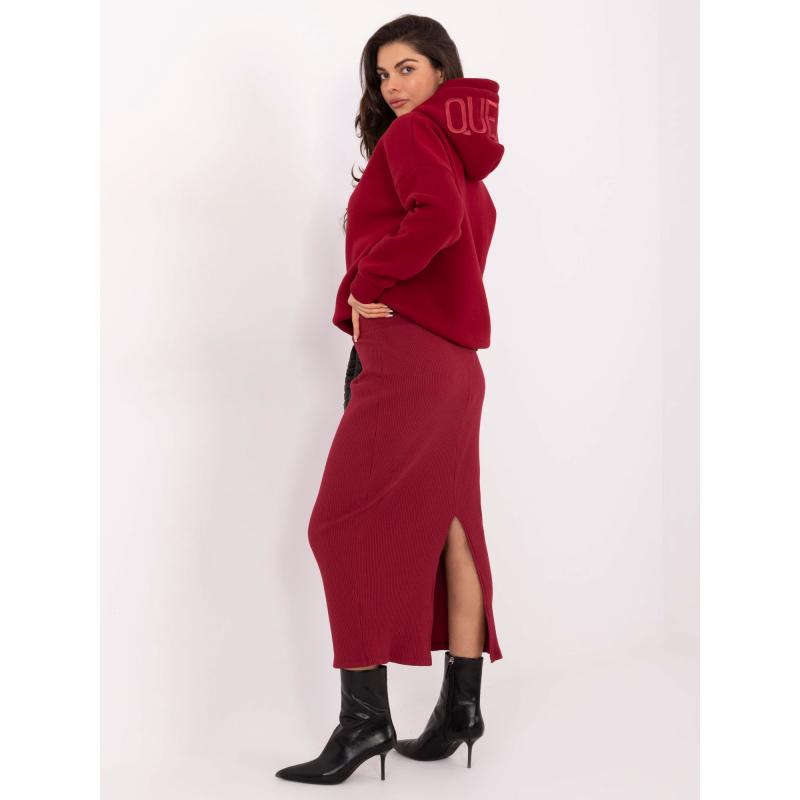 Burgundská základná sukňa so štrbinou na zadnej strane