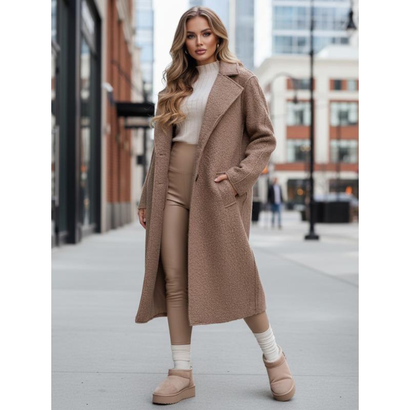 Dlouhý dámský kabát typu baranek, béžový