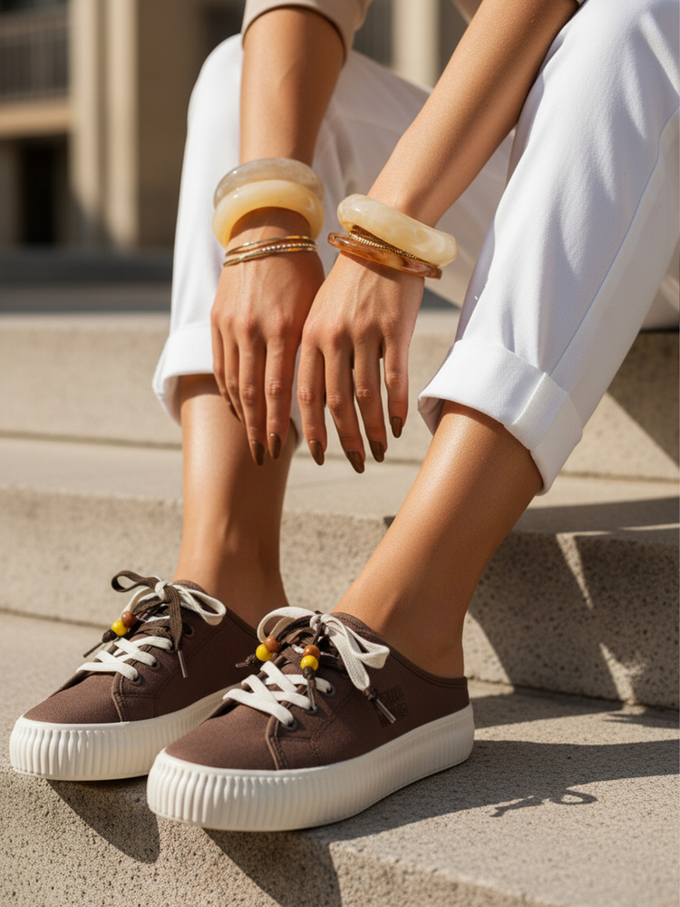 Dámské tenisky na platformě se šněrováním a ozdobnými korálky, hnědá
