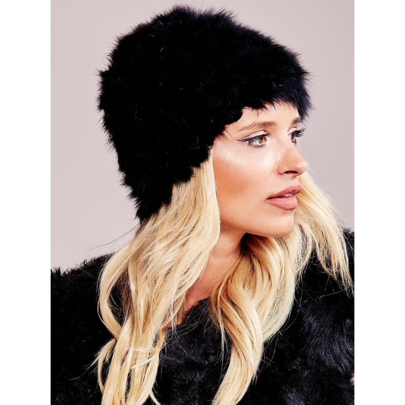 Černá čepice z umělé kožešiny