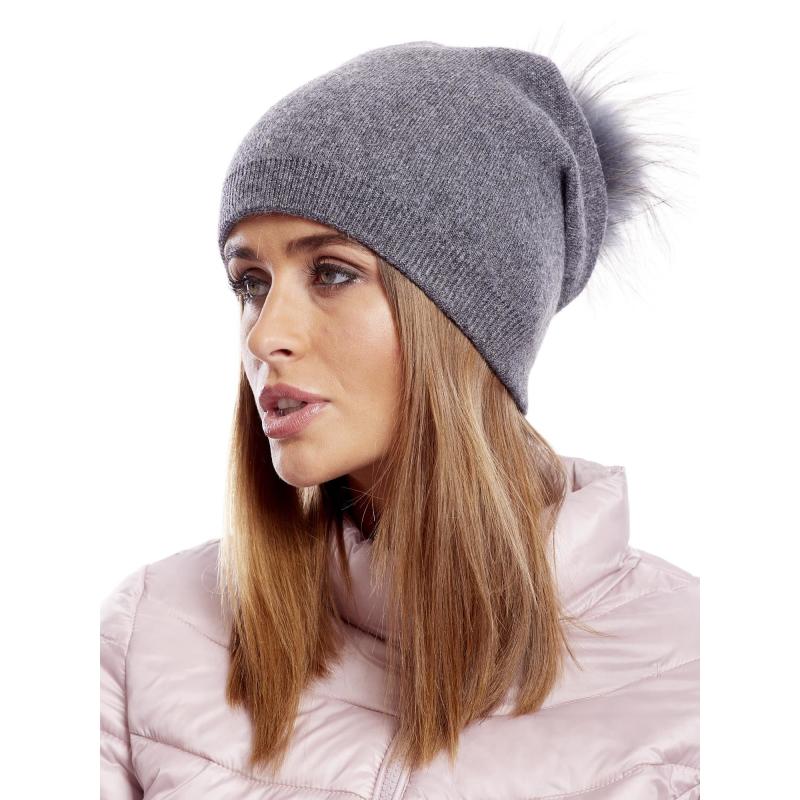 Šedá čepice s kožešinovou bambulí