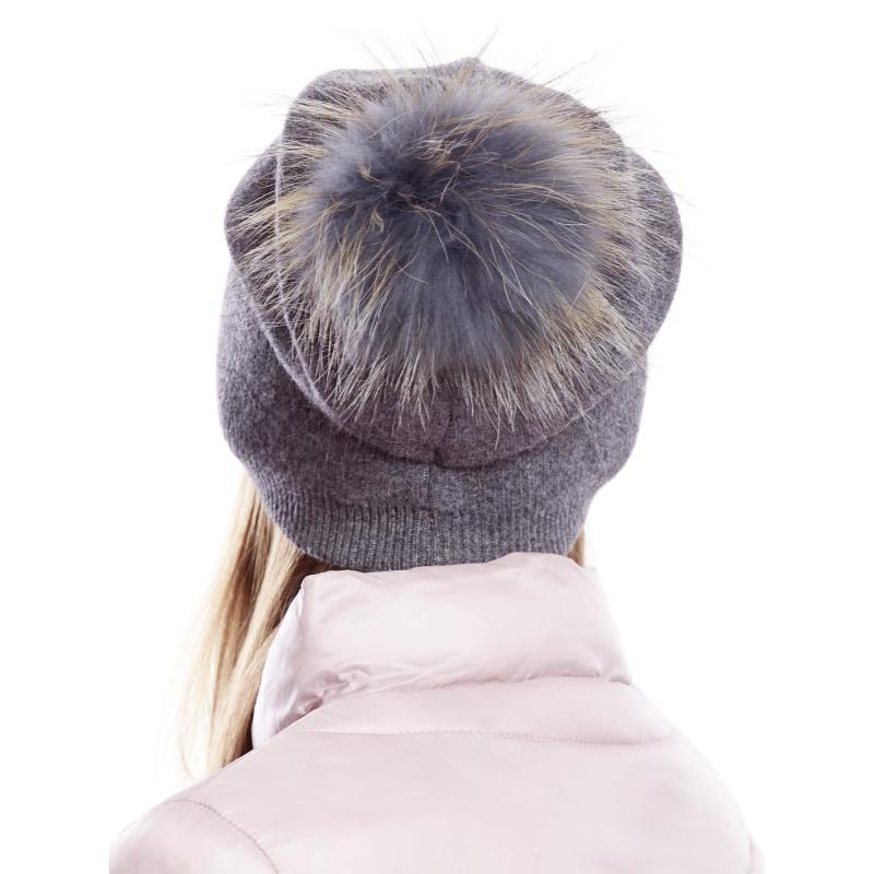 Šedá čepice s kožešinovou bambulí