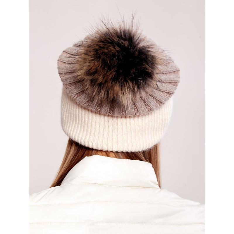 Dámská čepice s kožešinovou bambulí tmavě hnědá 