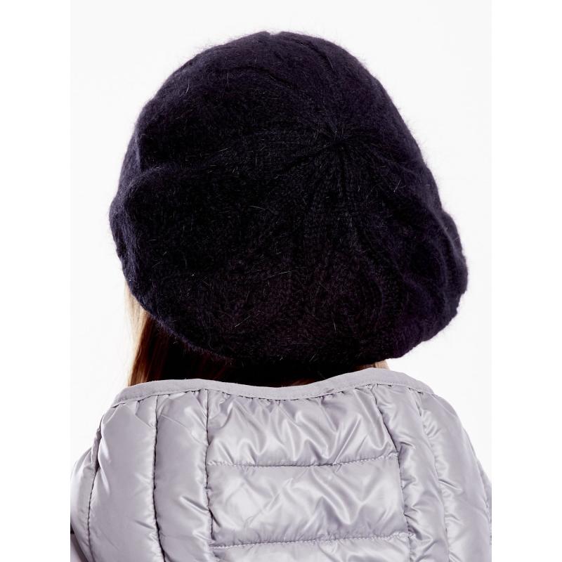 Černá pletená čepice