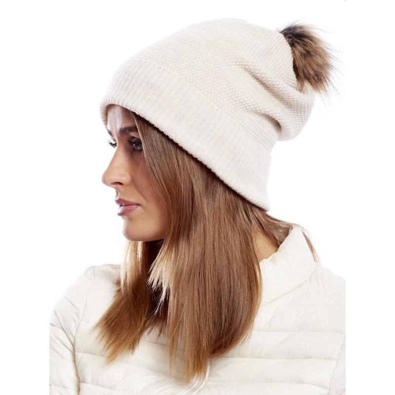 Női széles karimájú sapka szőrmés pomponnal bézs színben