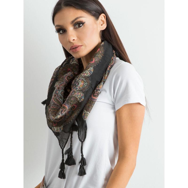 Fekete sál nyomtatott mintával és bojtokkal