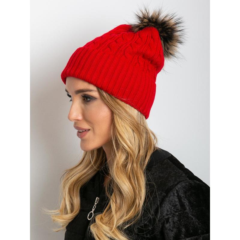 Női sapka bordázott karimával és szőrmés pomponnal piros