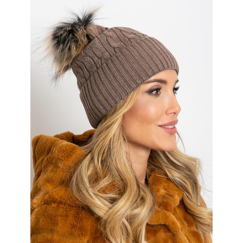 Női sapka húzózsinórral és szőrme díszítéssel sötét bézs színű
