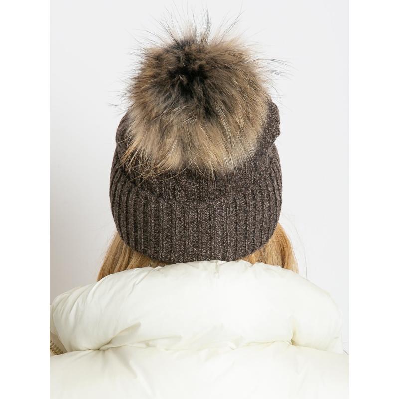 Dámska čiapka so stuhou a kožušinovou bambulou tmavohnedá