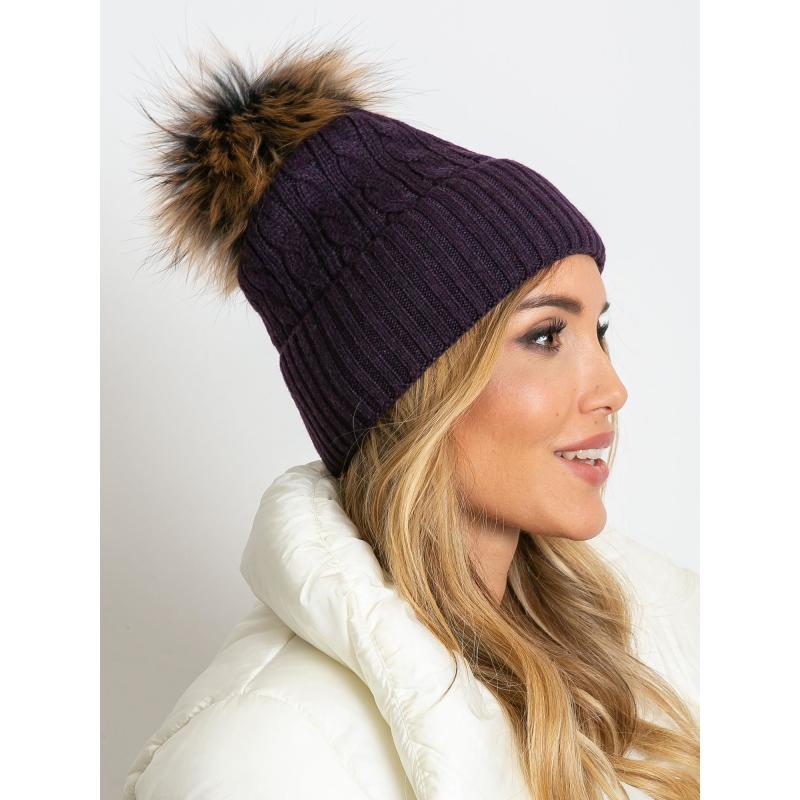 Női sapka karimával és szőrme pomponnal lila