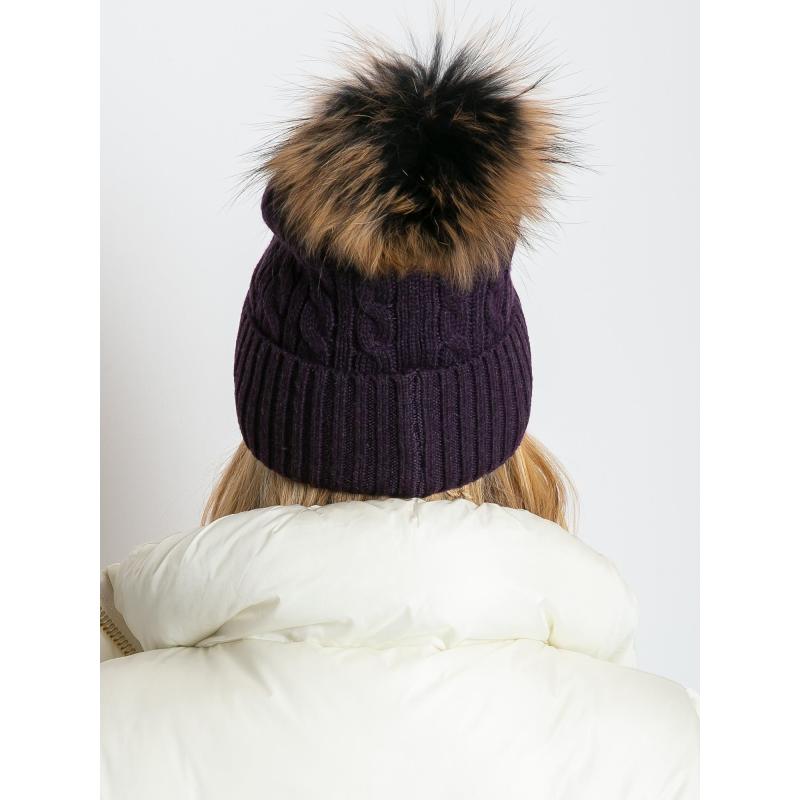 Női sapka karimával és szőrme pomponnal lila