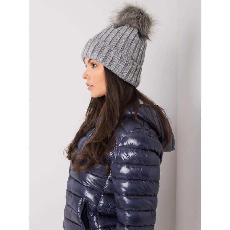 Dámska zimná čiapka s aplikáciou sivá