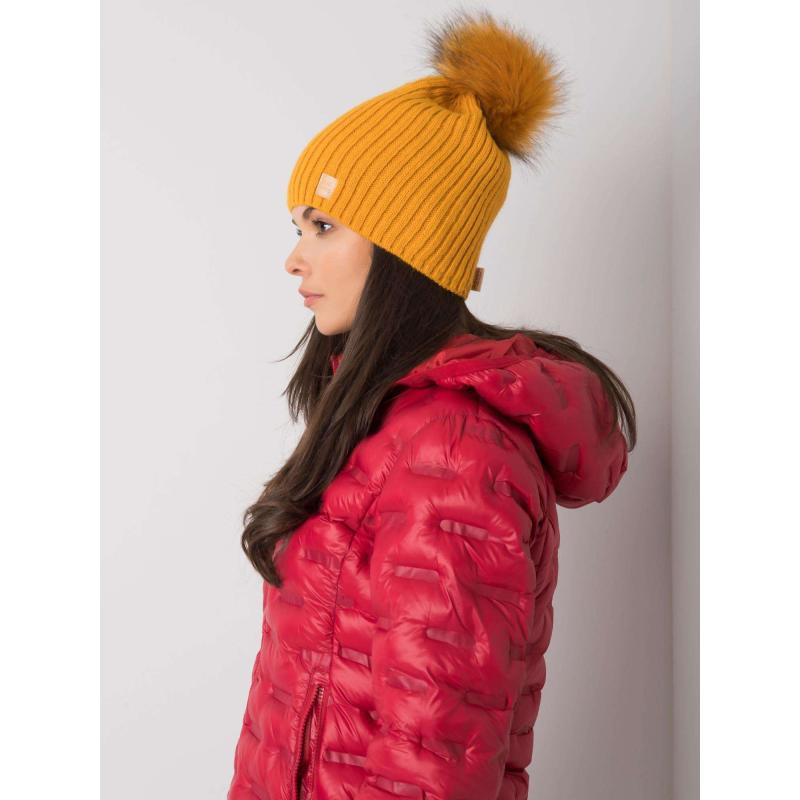Dámská čepice s bambulí tmavě žlutá 