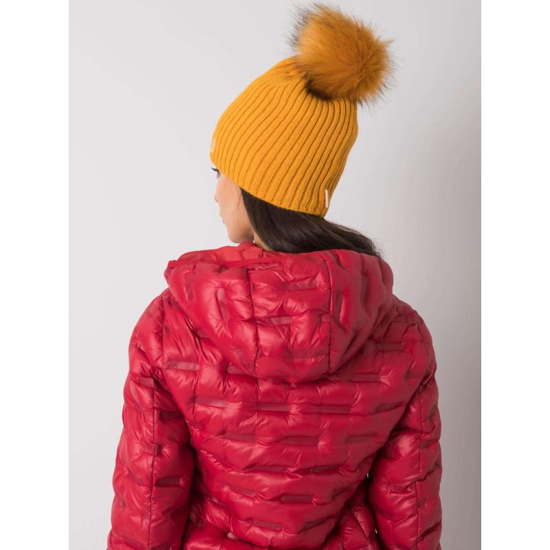 Dámská čepice s bambulí tmavě žlutá 