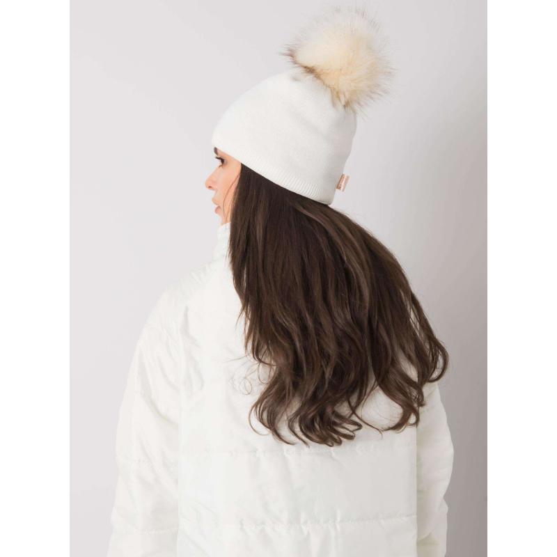 Női pomponos sapka fehér