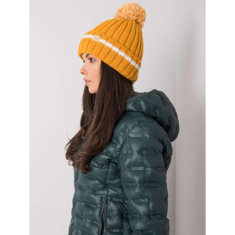 Dámská čepice s bambulí tmavě žlutá 