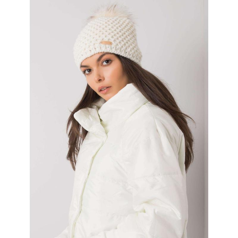 Női téli sapka pomponnal fehér