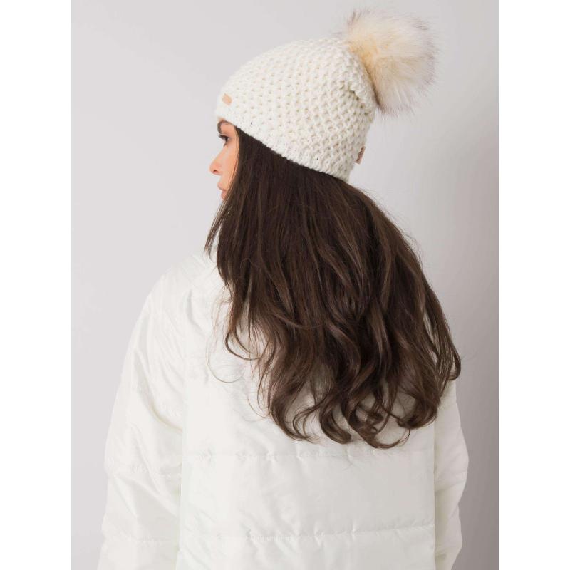 Női téli sapka pomponnal fehér