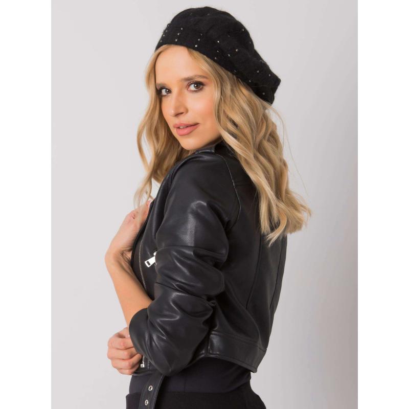 Női sapka applikációval fekete