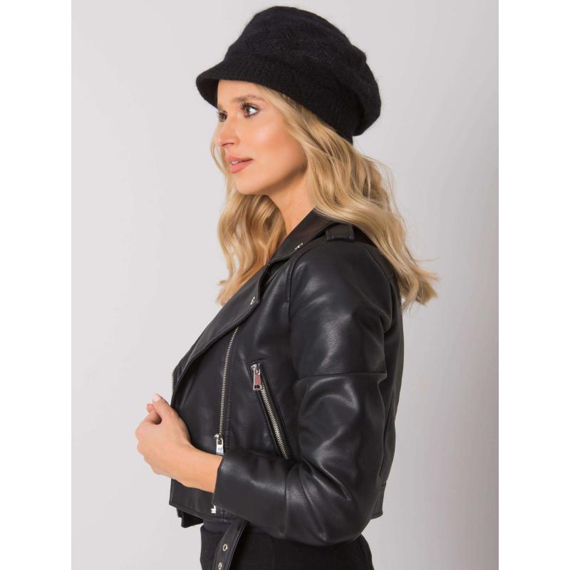 Čierna zimná čiapka s kšiltom