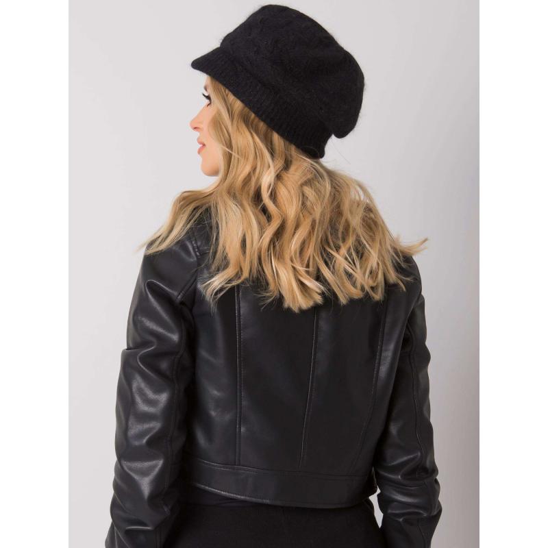 Čierna zimná čiapka s kšiltom