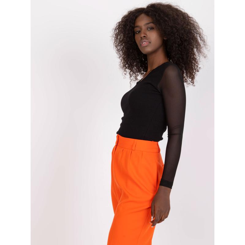 Dámska rebrovaná blúzka s čipkou a výstrihom RUE PARIS čierna