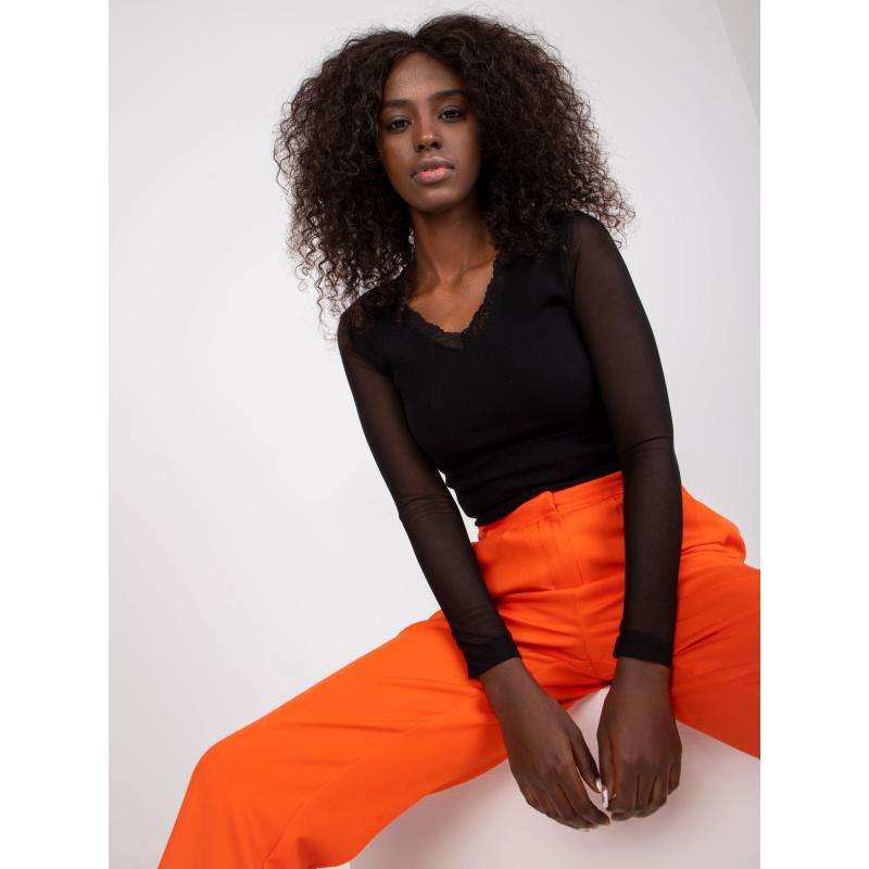 Dámska rebrovaná blúzka s čipkou a výstrihom RUE PARIS čierna