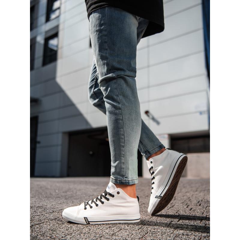 Férfi cipő kontrasztos elemekkel – fehér V1 OM-FOTH-0125