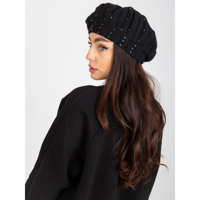 Černá dámská zimní čepice s nášivkou
