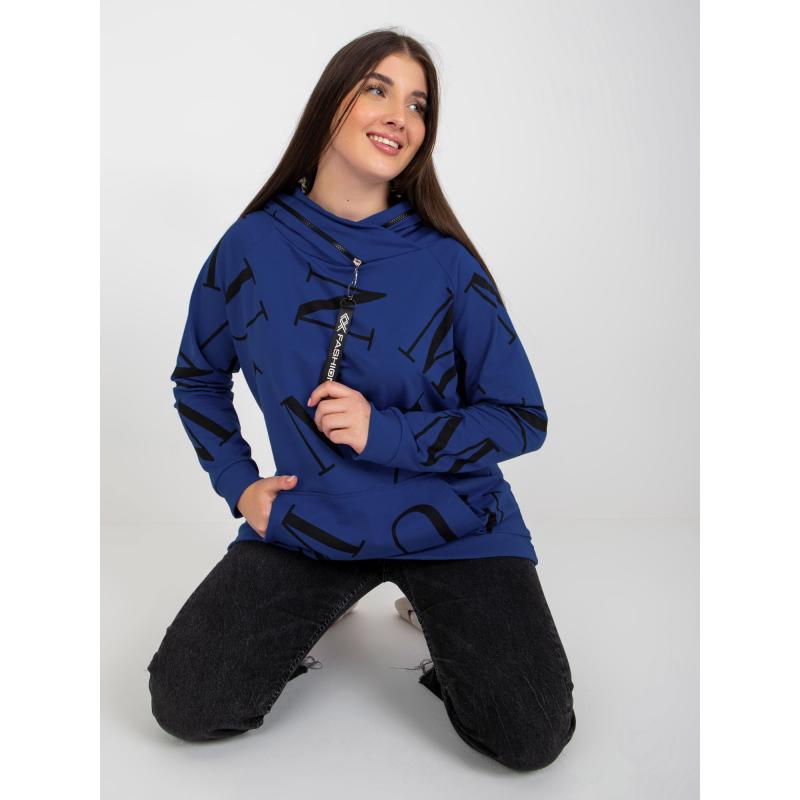 Női plus size kapucnis pulóver KRYSTLE betűkkel sötétkék