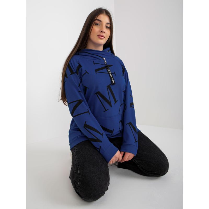 Női plus size kapucnis pulóver KRYSTLE betűkkel sötétkék