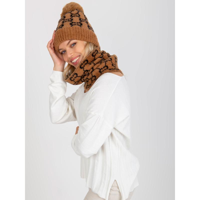 Dámska zimná čiapka s brmbolcom BRYLEE hnedo čierna