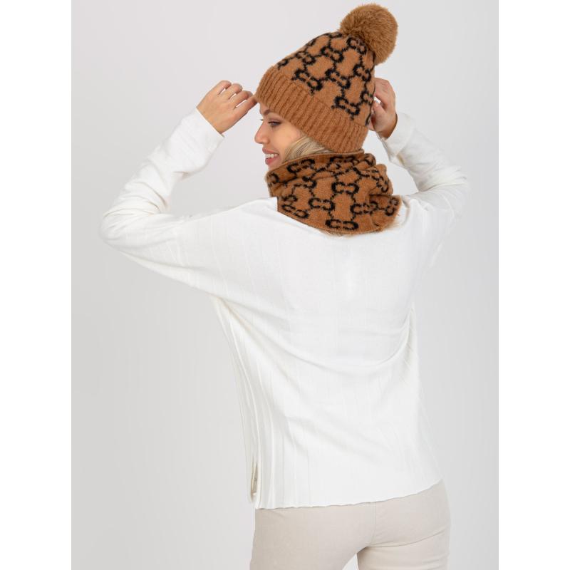 Dámska zimná čiapka s brmbolcom BRYLEE hnedo čierna