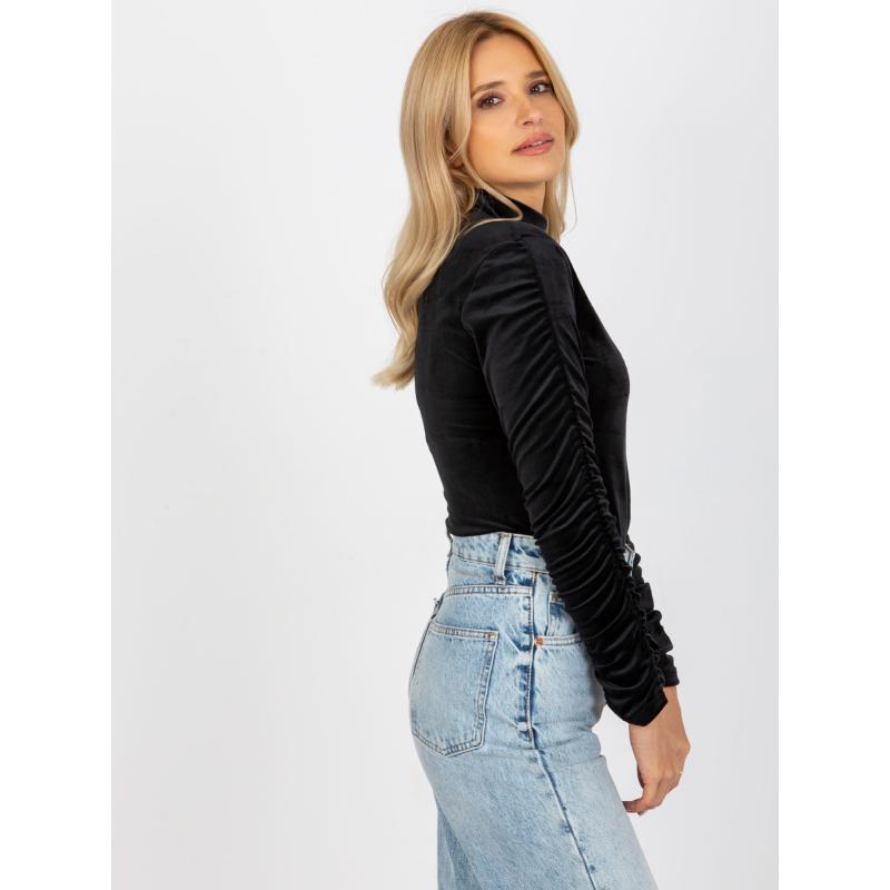 Női blúz pliszírozott ujjakkal RUE PARIS fekete