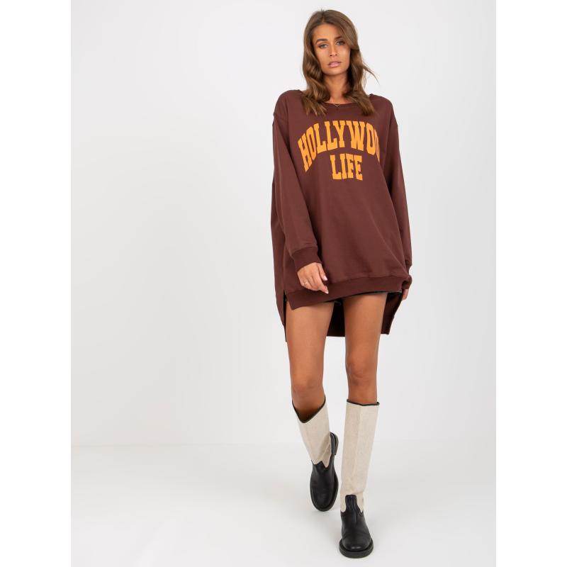 Női hosszú oversize pulóver DOLA felirattal sötétbarna és narancssárga színben