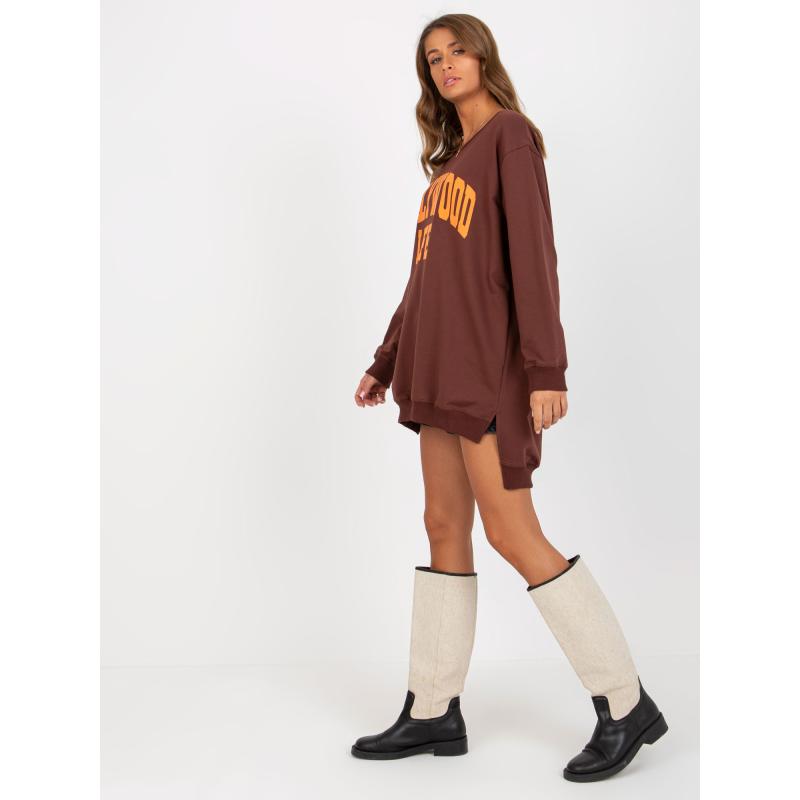 Női hosszú oversize pulóver DOLA felirattal sötétbarna és narancssárga színben