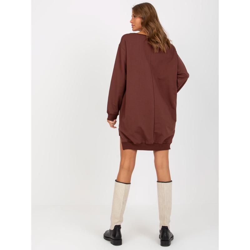 Női hosszú oversize pulóver DOLA felirattal sötétbarna és narancssárga színben