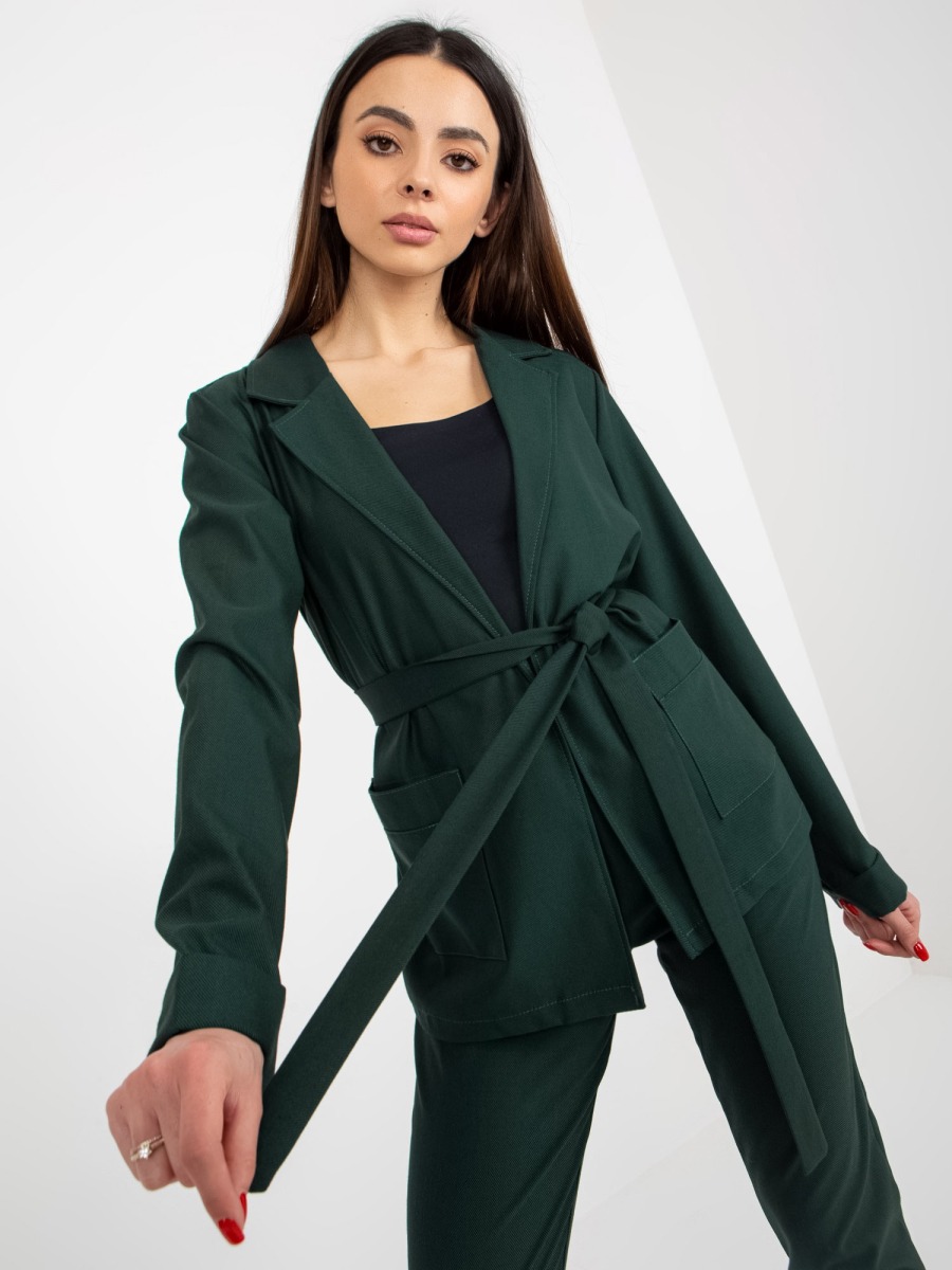 Dámske sako s vreckami a opaskom ELEGANT tmavo zelené