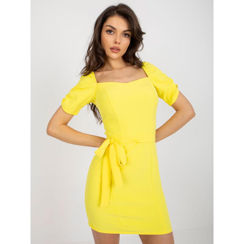 Dámské šaty s páskem koktejlové mini HILA žluté 