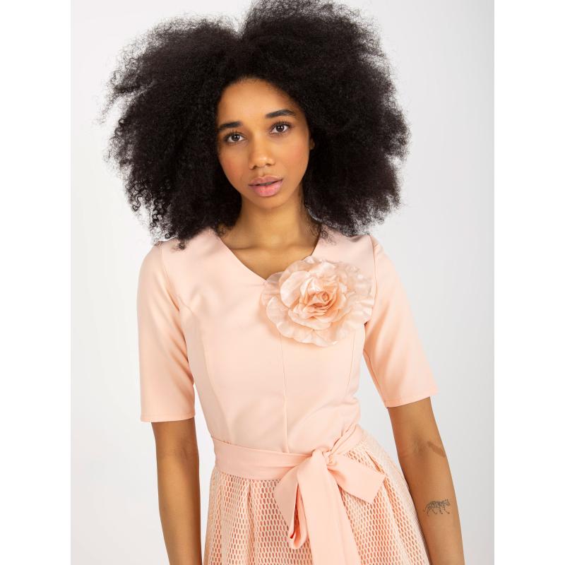 Dámské šaty s páskem koktejlové EUGENA broskvové 