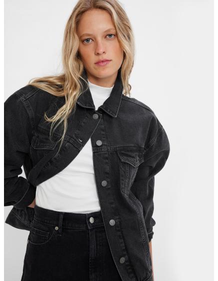Džínsová bunda nadmernej veľkosti