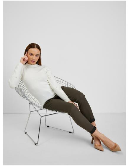 Bílý dámský svetr s ozdobnými detaily